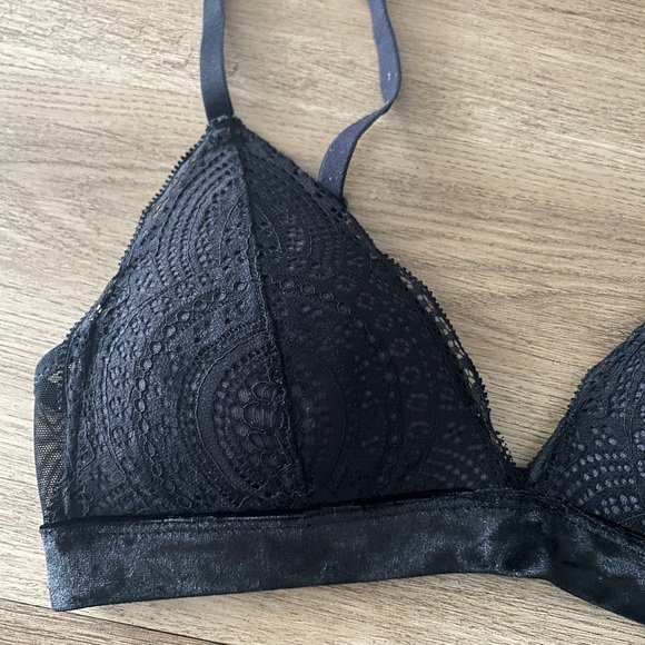 H&M Women’s Lace Triangle Bralette - Black, Size XS/S- EUC - Picture 3 of 7